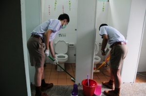 นักเรียนโรงเรียนวัดสุทธิวรารามช่วยกันทำความสะอาดห้องน้ำภายในวัด