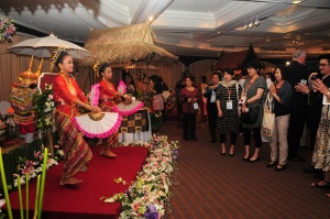บรรยากาศภายในงานค่ำคืนแห่งวัฒนธรรมไทย ผู้เข้าร่วมประชุมนานาชาติได้ผ่อนคลายและร่วมเรียนรู้วัฒนธรรมไทย