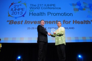 พิธีมอบรางวัลผู้นำสร้างเสริมสุขภาพดีเด่นให้แก่ Don Eliseo Lucero-Prisno III
