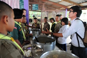 อาจารย์สง่า ดามาพงษ์ ที่ปรึกษากรมอนามัย และอุปนายกสมาคมโภชนาการแห่งประเทศไทย ให้ความรู้ด้านโภชนาการอาหารให้กับเด็กนักเรียน