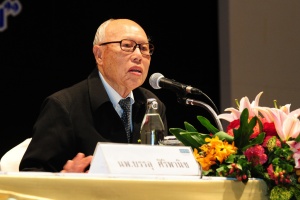  นพ.บรรลุ ศิริพานิช ประธานมูลนิธิสถาบันวิจัยและพัฒนาผู้สูงอายุไทย
