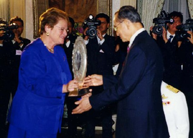 องค์การอนามัยโลกถวายโล่เกียรติยศแด่พระบาทสมเด็จพระเจ้าอยู่หัว