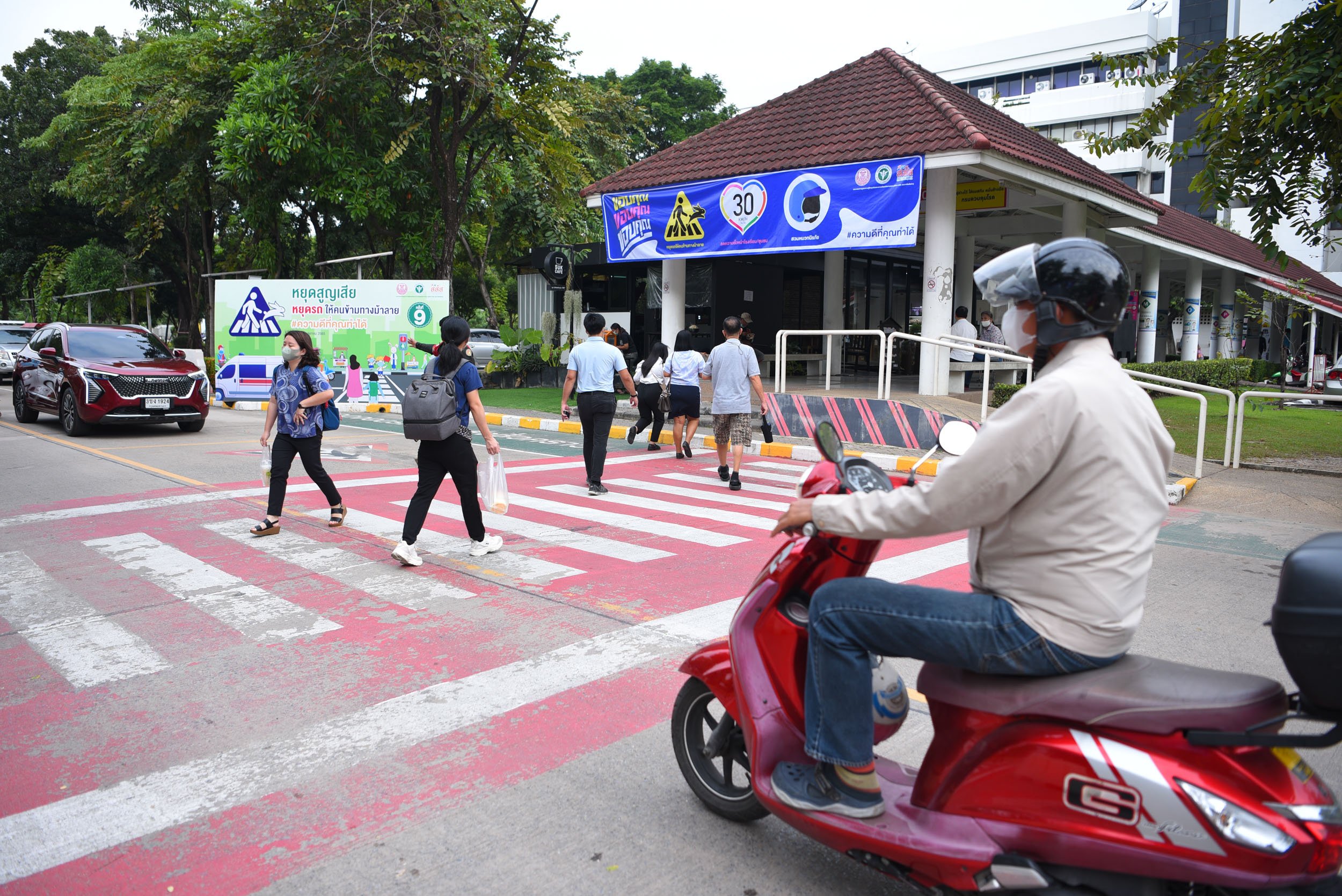 หยุดรถให้คนข้ามทางม้าลาย