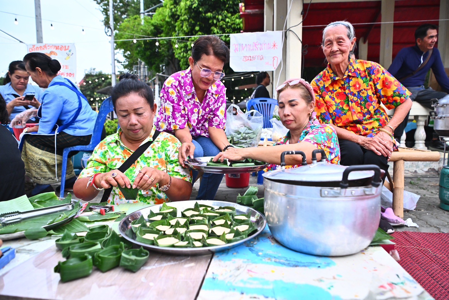 ภาพประกอบ บรรยากาศงาน Commune Can Do Face รวมเพื่อน เชื่อมคน ชุมชนยกกำลังดี ภายใต้โครงการสร้างเสริมสุขภาวะชุมชนไม่ขึ้นทะเบียนกรุงเทพมหานคร “ชุมชนยกกำลังดี” ชาวบ้านในชุมชน กำลังร่วมกันทำอาหาร