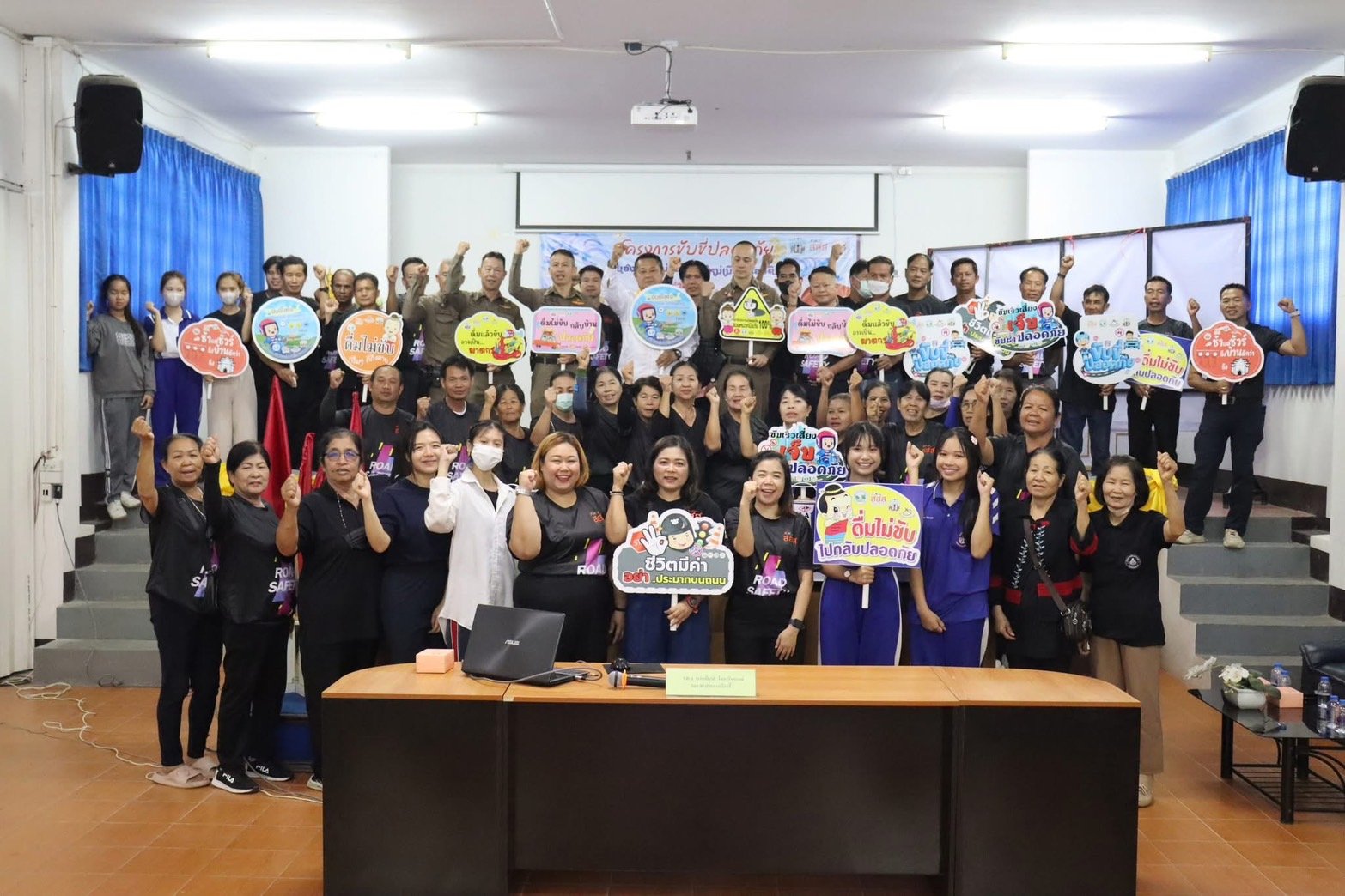 ภาพบรรยากาศกลุ่มคนดำเนินโครงการอำเภอขับขี่ปลอดภัย 