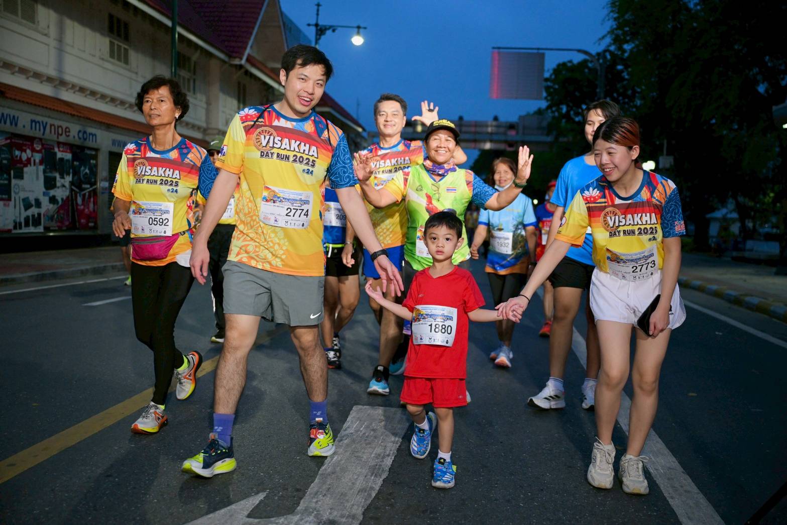 ภาพบรรยากาศช่วงปล่อยตัวนักวิ่ง กิจกรรม เดิน-วิ่ง สมาธิ วิสาขะ พุทธบูชา ถือศีลห้า ลด ละ อบายมุข