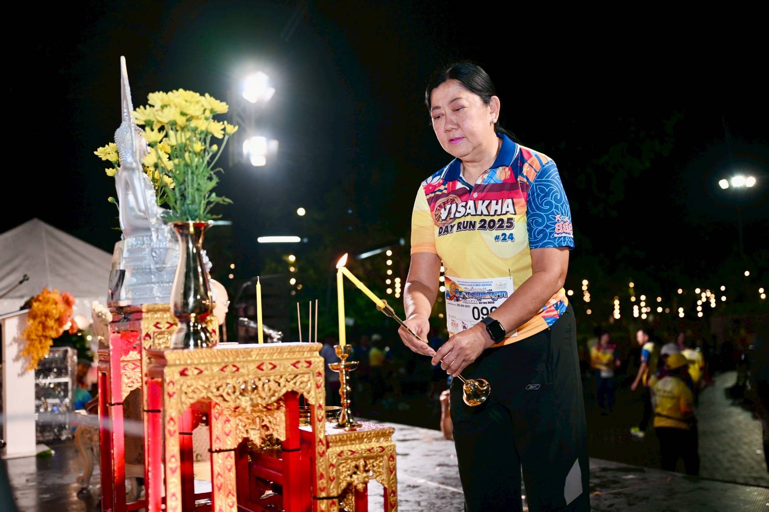ภาพ นางประภาศรี บุญวิเศษ กรรมการกองทุนสนับสนุนการสร้างเสริมสุขภาพ (สสส.) จุดธูปเทียนบูชาพระรัตนตรัย