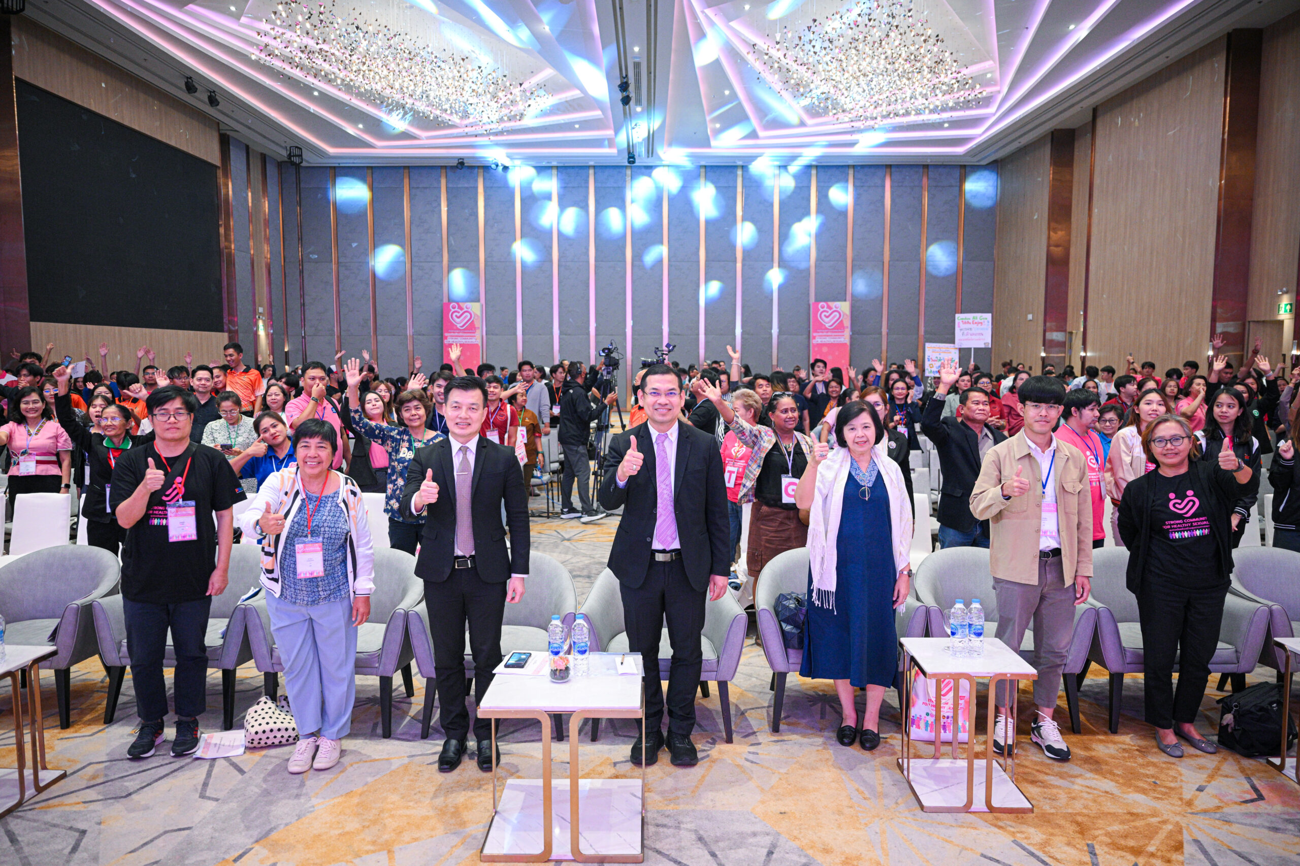 ภาพหมู่ งานเสวนา “ความยั่งยืนของนวัตกรรม ข้อปฏิบัติที่ดีและรูปแบบที่พัฒนาโดยชุมชน” ประกอบไปด้วย ดร.นพ.ไพโรจน์ เสาน่วม รองผู้จัดการกองทุน สสส., ดร.นพ.บุญญฤทธิ์ สุขรัตน์ ผอ.สำนักอนามัยการเจริญพันธุ์ กรมอนามัย กระทรวงสาธารณสุข, นางสาวปาณิศา อายะนันท์ ผอ.ศูนย์สร้างสรรค์เพิ่อการพัฒนาสังคมและสิ่งแวดล้อมจังหวัดแพร่ (กลุ่มพลังโจ๋) และภาคีเครือข่าย และผู้ร่วมงาน