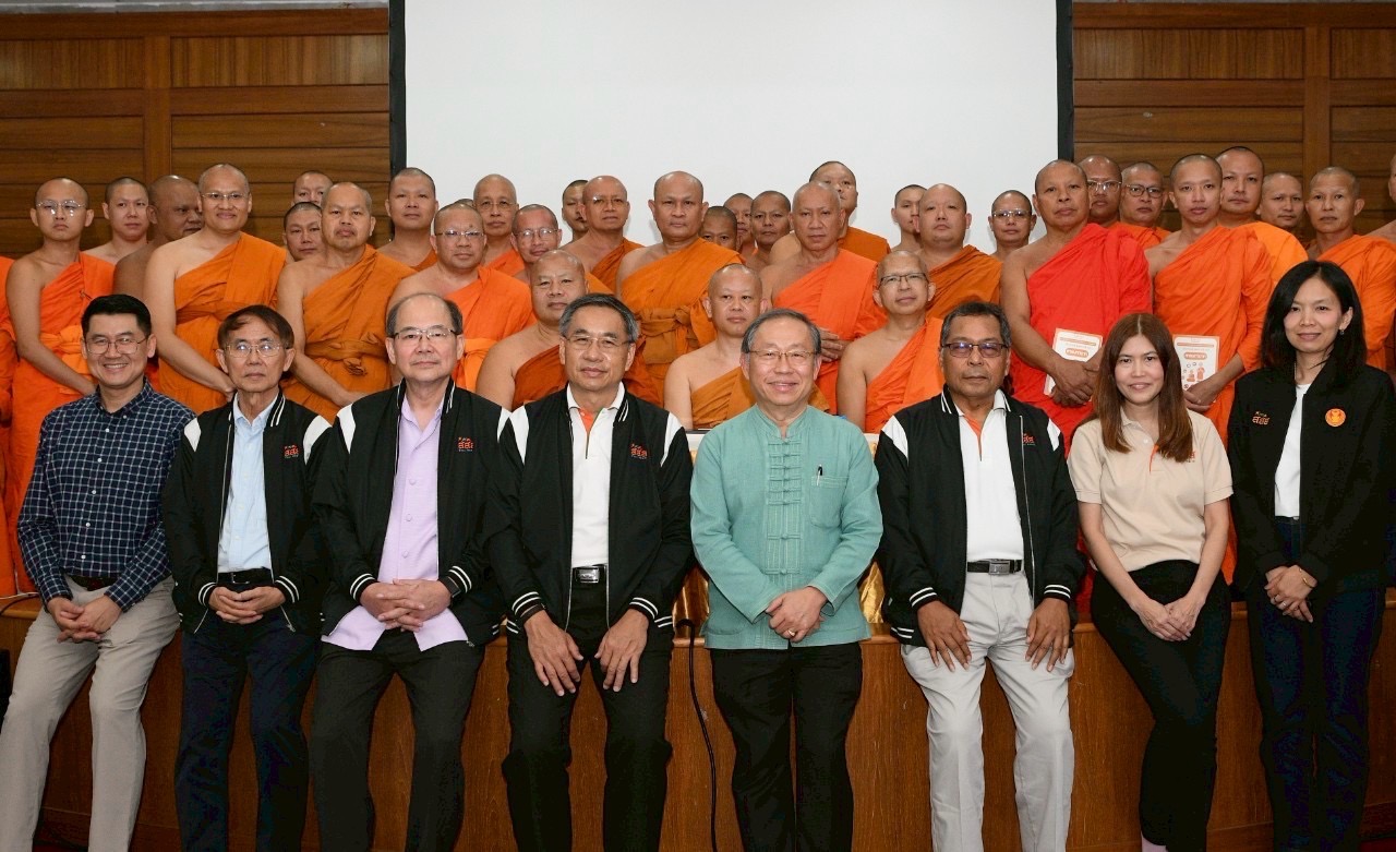 ภาพประกอบ นพ.สุรเชษฐ์ สถิตนิรามัย รองประธานกรรมการกองทุนสนับสนุนการสร้างเสริมสุขภาพ คนที่ 2 และประธานคณะกรรมการบริหารแผนคณะที่ 1 นำคณะกรรมการบริหารแผนคณะ 1 ผู้บริหารสำนักงานกองทุนสนับสนุนการสร้างเสริมสุขภาพ (สสส.) ลงพื้นที่แลกเปลี่ยนเรียนรู้การดำเนินงานการสานพลังพระพุทธ ศาสนาสร้างเสริมสุขภาพสังคม ไทย