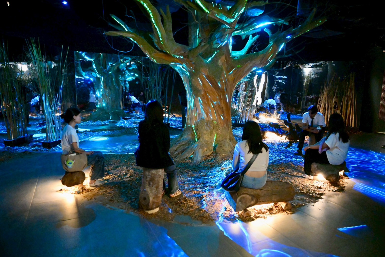 บรรยากาศงานนิทรรศการโลกเสมือนจริง “ก่อนถึงวัยอันควร Coming of Aging”