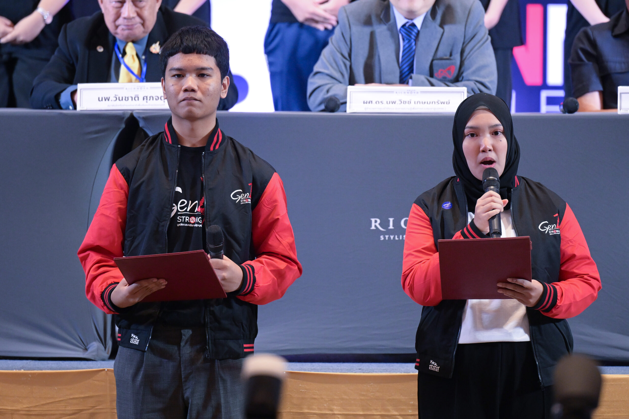เด็กหญิงบุญภัทร บุตรบุญ นักเรียนชั้นมัธยมศึกษาปีที่ 3 โรงเรียนสุเหร่าทรายกองดิน และ นายภษิณ ทัดพลภัทรรัต โรงเรียนนวมินทราชินูทิศ สตรีวิทยา 2