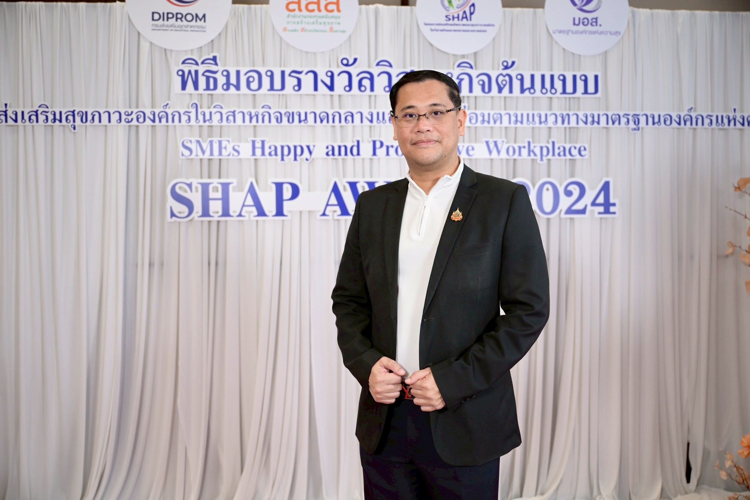 ดร.พลาวุธ วงศ์วิวัฒน์ รองเลขาธิการคณะกรรมการอ้อยและน้ำตาลทราย ช่วยปฏิบัติราชการกรมส่งเสริมอุตสาหกรรม กระทรวงอุตสาหกรรม