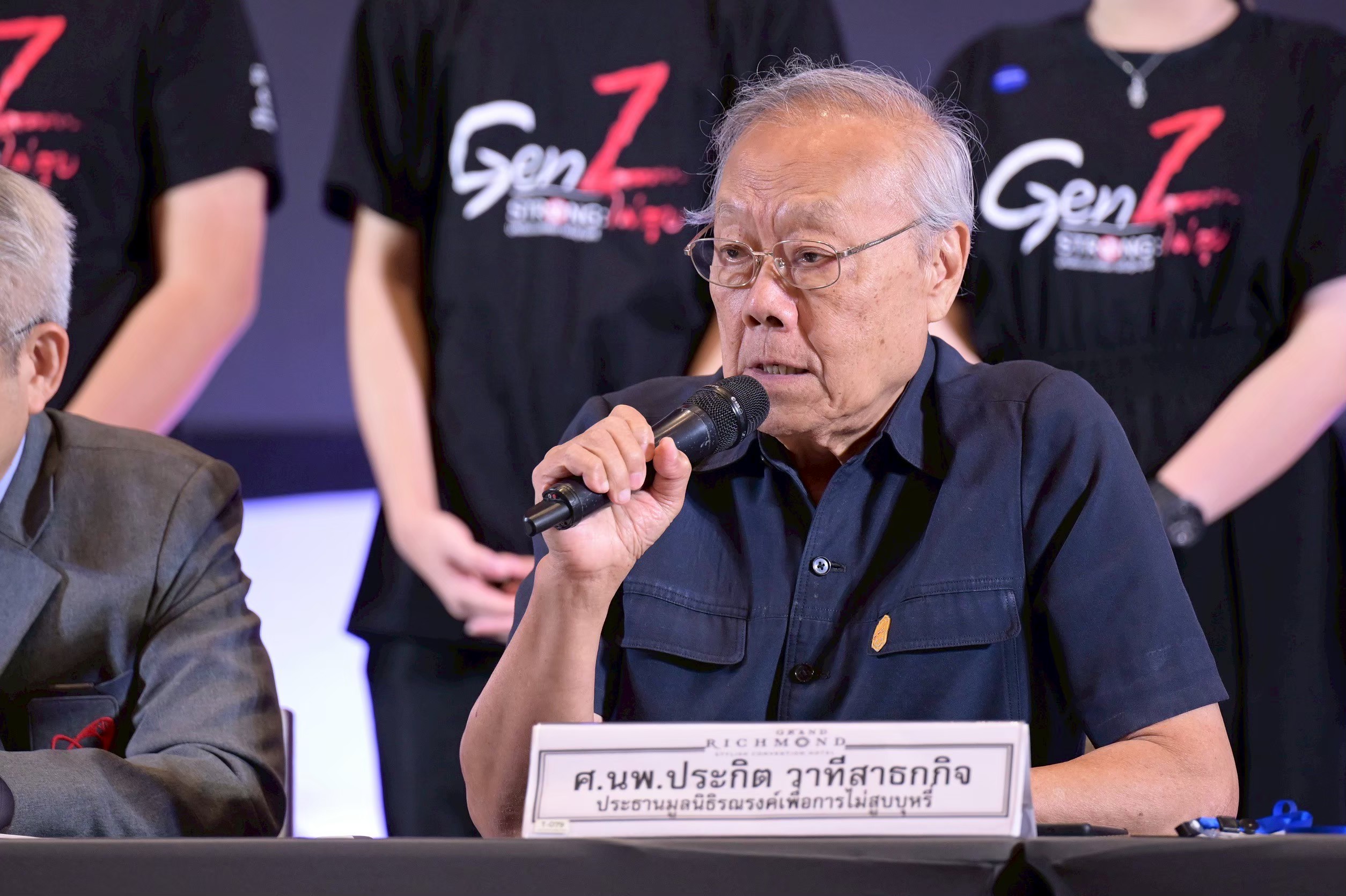 ศ.นพ.ประกิต วาทีสาธกกิจ ประธานมูลนิธิรณรงค์เพื่อการไม่สูบบุหรี่