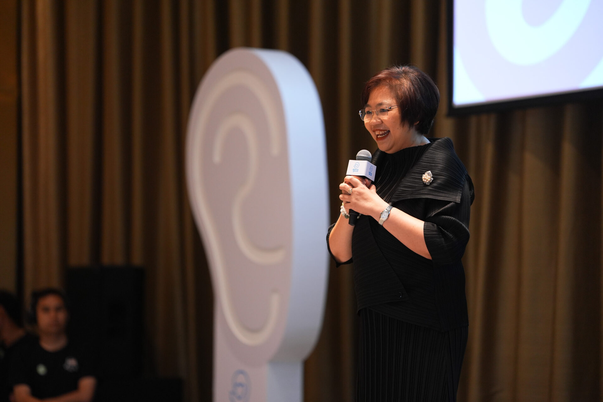 ฟังด้วยหูดูด้วยใจ